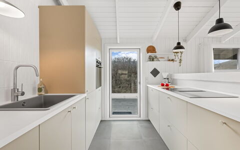 Flepko - 50M from the Sea: Küche, Holz, Flooring, Countertop, Interior Design, Fussboden, Küchengerät, Sinken, Decke, Armatur