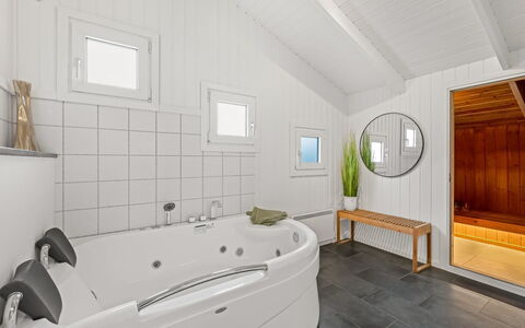 Flepko - 50M from the Sea: Flooring, Interior Design, Armatur, Fussboden, Decke, Badewanne, Beleuchtung, Zimmer, Installation, Badezimmer