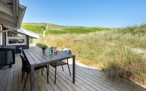 Flepko - 50M from the Sea: Möbel, Holz, Interior Design, Flooring, Fussboden, Stuhl, Zimmer, Decke, Wohnzimmer, Wohnung