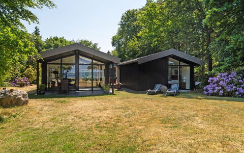 Kennet - 30M from the Sea: Möbel, Interior Design, Flooring, Fussboden, Holz, Bett, Zimmer, Decke, Schlafzimmer, Textil