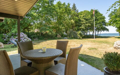 Kennet - 30M from the Sea: Möbel, Interior Design, Flooring, Fussboden, Holz, Bett, Zimmer, Decke, Schlafzimmer, Textil