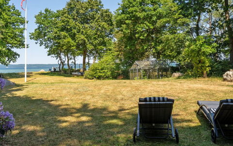 Kennet - 30M from the Sea: Möbel, Interior Design, Flooring, Fussboden, Holz, Bett, Zimmer, Decke, Schlafzimmer, Textil