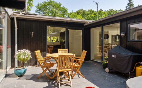 Kennet - 30M from the Sea: Möbel, Interior Design, Flooring, Fussboden, Holz, Bett, Zimmer, Decke, Schlafzimmer, Textil