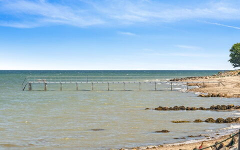 Kennet - 30M from the Sea: Möbel, Interior Design, Flooring, Fussboden, Holz, Bett, Zimmer, Decke, Schlafzimmer, Textil