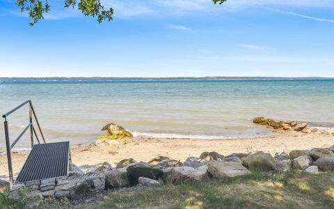 Kennet - 30M from the Sea: Möbel, Interior Design, Flooring, Fussboden, Holz, Bett, Zimmer, Decke, Schlafzimmer, Textil