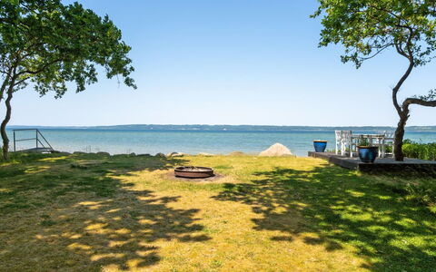 Kennet - 30M from the Sea: Möbel, Interior Design, Flooring, Fussboden, Holz, Bett, Zimmer, Decke, Schlafzimmer, Textil