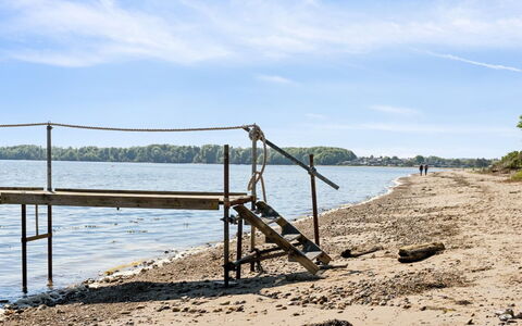 Anne - 150M from the Sea: Dach, Zuhause, Tür, Hütte, Schatten, Abstellgleis, Garten, Estate, Hinterhof
