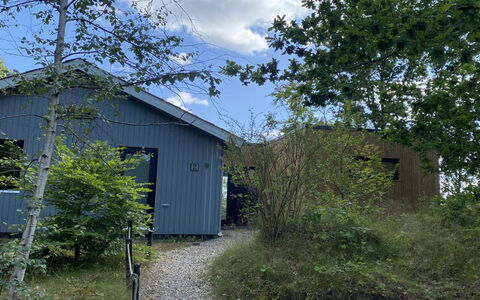 Anne - 150M from the Sea: Dach, Zuhause, Tür, Hütte, Schatten, Abstellgleis, Garten, Estate, Hinterhof