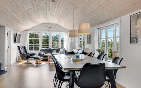 Engelbertine - 210M to the Fjord: Holz, Decke, Zuhause, Möbel, Küche & Esszimmer Tisch, Hartholz, Holzboden, Stuhl, Hütte, Wohnzimmer