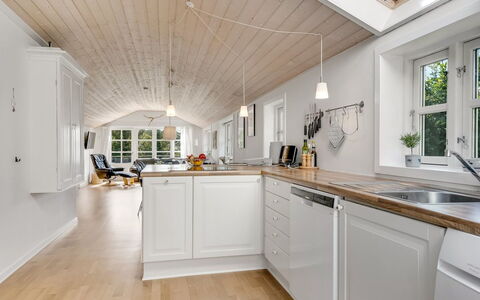 Engelbertine - 210M to the Fjord: Flooring, Holz, Interior Design, Decke, Fussboden, Möbel, Küche, Countertop, Holzboden, Light Fixture
