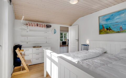 Engelbertine - 210M to the Fjord: Möbel, Interior Design, Flooring, Fussboden, Holz, Schlafzimmer, Decke, Bett, Holzboden, Zimmer