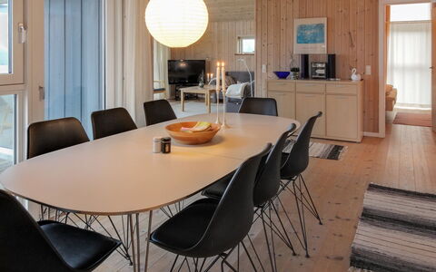 Ilkka - 400M from the Sea: Möbel, Interior Design, Flooring, Holz, Fussboden, Decke, Holzboden, Stuhl, Tabelle, Beleuchtung