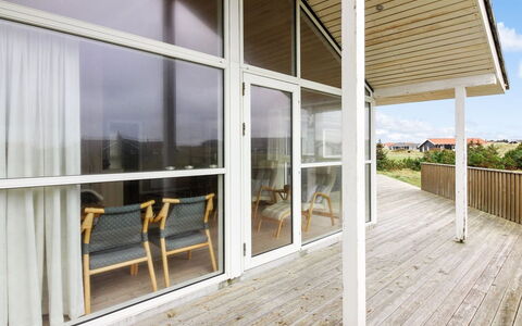 Ilkka - 400M from the Sea: Möbel, Interior Design, Flooring, Holz, Fussboden, Decke, Holzboden, Stuhl, Tabelle, Beleuchtung