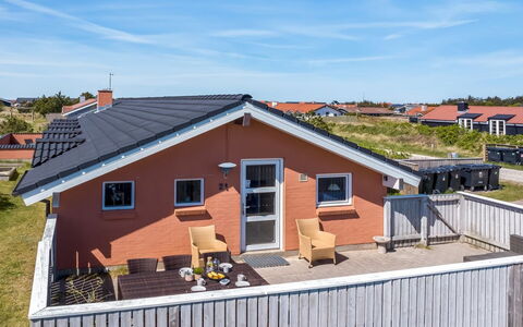 Jenvold - 600M from the Sea: Möbel, Interior Design, Flooring, Holz, Fussboden, Decke, Holzboden, Stuhl, Tabelle, Beleuchtung
