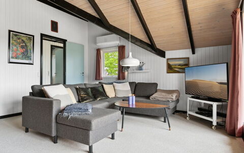 Myrte - 900M from the Sea: Möbel, Interior Design, Flooring, Holz, Fussboden, Decke, Holzboden, Stuhl, Tabelle, Beleuchtung