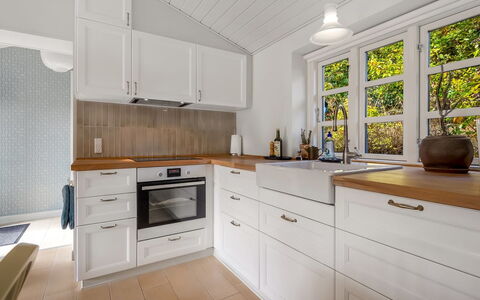 Teijo - 2.5Km from the Sea: Cabinetry, Küche, Flooring, Countertop, Interior Design, Holz, Küchengerät, Schublade, Fussboden, Möbel