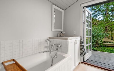 Teijo - 2.5Km from the Sea: Flooring, Armatur, Badewanne, Fussboden, Interior Design, Badezimmer, Holz, Installation, Zapfhahn, Zuhause