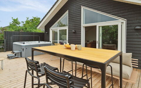 Nona - 150M from the Sea: Dach, Haus, Grundstueck, Zuhause, Hütte, Estate, Gartenbauten, Schatten, Blockhaus, Landscaping