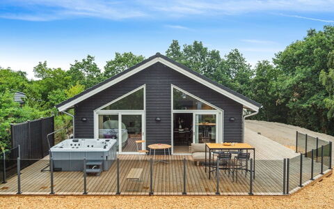 Nona - 150M from the Sea: Dach, Haus, Grundstueck, Zuhause, Hütte, Estate, Gartenbauten, Schatten, Blockhaus, Landscaping