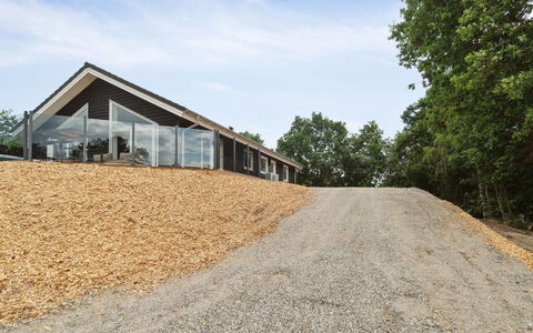 Nona - 150M from the Sea: Dach, Haus, Grundstueck, Zuhause, Hütte, Estate, Gartenbauten, Schatten, Blockhaus, Landscaping