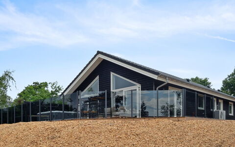 Nona - 150M from the Sea: Dach, Haus, Grundstueck, Zuhause, Hütte, Estate, Gartenbauten, Schatten, Blockhaus, Landscaping