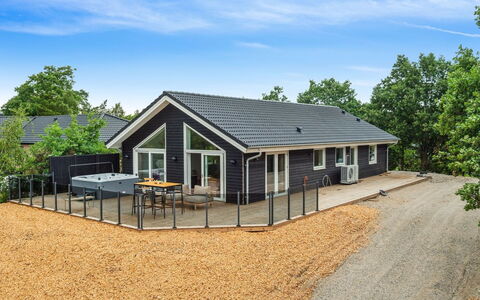 Nona - 150M from the Sea: Dach, Haus, Grundstueck, Zuhause, Hütte, Estate, Gartenbauten, Schatten, Blockhaus, Landscaping