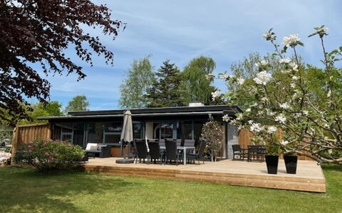 Joseline - 150M from the Sea: Decke, Flooring, Interior Design, Fussboden, Verbundwerkstoff, Möbel, Resort, Hotel, Design, Daylighting