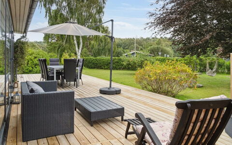 Joseline - 150M from the Sea: Decke, Flooring, Interior Design, Fussboden, Verbundwerkstoff, Möbel, Resort, Hotel, Design, Daylighting