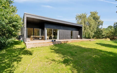 Filip - 1.2Km from the Sea: Dach, Zuhause, Tür, Hütte, Schatten, Abstellgleis, Garten, Estate, Hinterhof