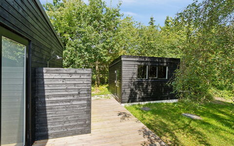 Filip - 1.2Km from the Sea: Dach, Zuhause, Tür, Hütte, Schatten, Abstellgleis, Garten, Estate, Hinterhof