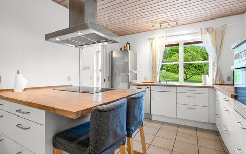Guthbrand - 800M from the Sea: Möbel, Flooring, Interior Design, Fussboden, Küche, Countertop, Holz, Holzboden, Cabinetry, Decke