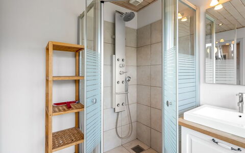 Guthbrand - 800M from the Sea: Interior Design, Flooring, Fussboden, Holz, Armatur, Badezimmer, Decke, Bad Sink, Zimmer, Sinken