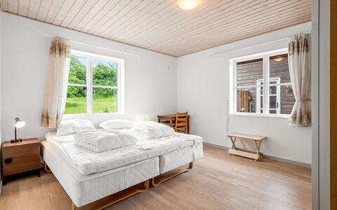Guthbrand - 800M from the Sea: Bett, Interior Design, Möbel, Schlafzimmer, Flooring, Fussboden, Holz, Decke, Bedding, Holzboden