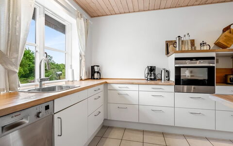Guthbrand - 800M from the Sea: Küche, Flooring, Countertop, Cabinetry, Küchengerät, Holz, Interior Design, Möbel, Fussboden, Major Appliance