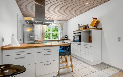Guthbrand - 800M from the Sea: Flooring, Möbel, Countertop, Interior Design, Küche, Cabinetry, Holz, Decke, Fussboden, Küchengerät