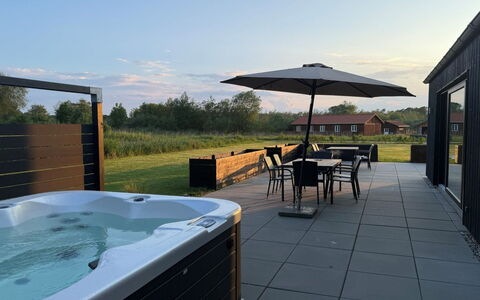Asel - 350M from the Sea: Hartholz, Schwimmbad, Dämmerung, Terrasse, Resort