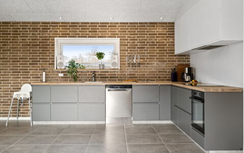 Asel - 350M from the Sea: Küche, Wand, Flooring, Holz, Cabinetry, Countertop, Interior Design, Fussboden, Möbel, Küchengerät