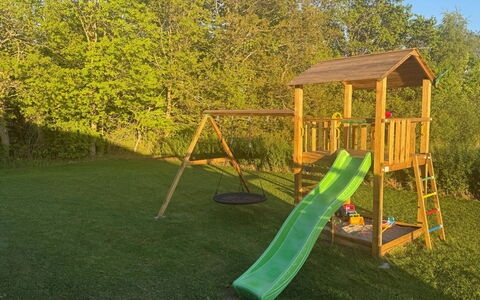Asel - 350M from the Sea: Garten, Spielmittel, Holzbeize, Hinterhof, Spielplatz