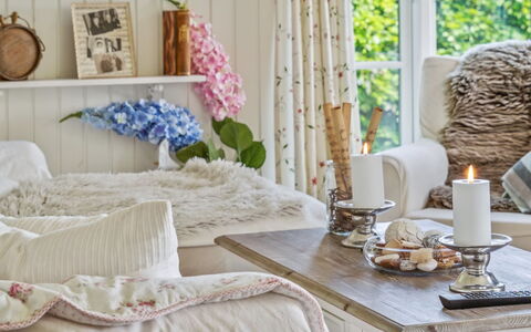 Ginne - 100M to the Fjord: Möbel, Interior Design, Schlafzimmer, Linens, Zimmer, Beleuchtung, Textil, Dekokissen, Bett, Kissen