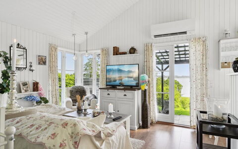Ginne - 100M to the Fjord: Möbel, Interior Design, Decke, Zuhause, Beleuchtung, Stuhl, Fussboden, Zimmer, Wohnzimmer, Fensterbehandlung