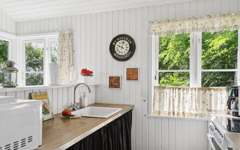 Ginne - 100M to the Fjord: Holz, Interior Design, Flooring, Küche, Countertop, Küchengerät, Holzbeize, Hartholz, Planke, Zimmerpflanze