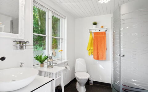 Ginne - 100M to the Fjord: Armatur, Interior Design, Flooring, Badezimmer, Sinken, Fussboden, Installation, Bad Sink, Zapfhahn, Zuhause