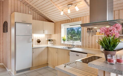 Hialmar - 300M from the Sea: Küche, Interior Design, Countertop, Küchengerät, Holz, Decke, Flooring, Möbel, Major Appliance, Beleuchtung