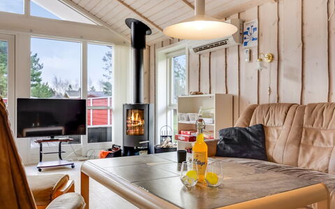 Hialmar - 300M from the Sea: Möbel, Interior Design, Holz, Flooring, Decke, Fussboden, Zimmer, Beleuchtung, Wohnzimmer, Light Fixture
