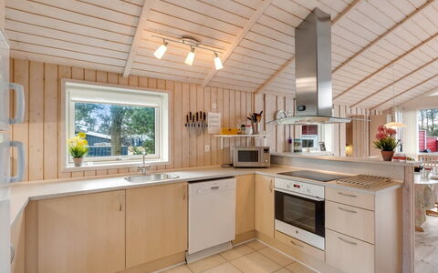 Hialmar - 300M from the Sea: Küche, Countertop, Holz, Interior Design, Küchengerät, Decke, Flooring, Light Fixture, Major Appliance, Beleuchtung