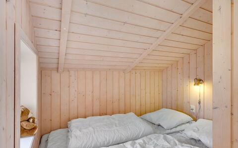 Hialmar - 300M from the Sea: Holz, Schlafzimmer, Bett, Interior Design, Decke, Fussboden, Bettdecke, Bedding, Möbel, Flooring