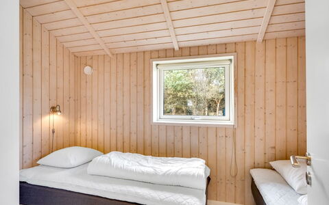 Hialmar - 300M from the Sea: Holz, Schlafzimmer, Bett, Bettdecke, Interior Design, Decke, Bedding, Flooring, Fussboden, Bettrahmen