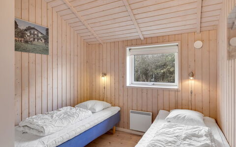 Hialmar - 300M from the Sea: Holz, Schlafzimmer, Bett, Bedding, Bettdecke, Zuhause, Bettrahmen, Tür, Hartholz, Planke