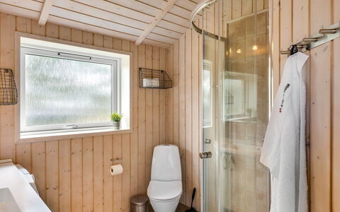 Hialmar - 300M from the Sea: Holz, Flooring, Fussboden, Armatur, Decke, Interior Design, Zimmer, Installation, Badezimmer, Toilette