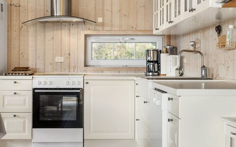 Frieda - 250M from the Sea: Küche, Küchengerät, Countertop, Cabinetry, Holz, Major Appliance, Flooring, Interior Design, Haushaltsgerät, Möbel